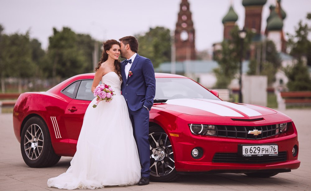 Отражение пары в воде создает атмосферу загадочности и двойственности на этой захватывающей свадебной фотографии