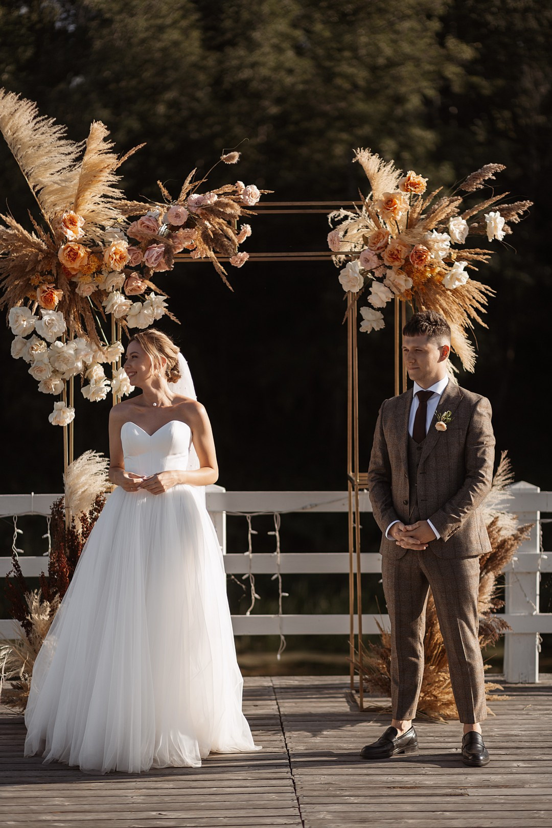  Молодые в объятиях исторических памятников города