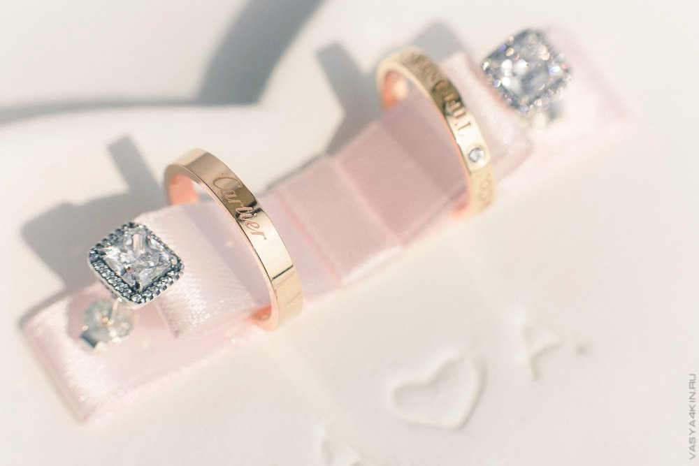 Пара стоит под расцветшими деревьями, на фоне ярких цветов, словно они находятся в мире сказки на этой уникальной свадебной фотографии