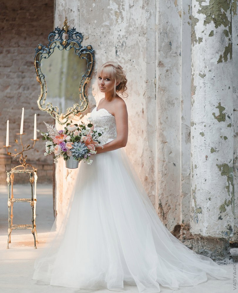 Фотография с гламурной свадьбы в Ярославле, где молодожены идут по дороге, усыпанной кристаллами и золотыми листьями, в окружении светящихся фонарей