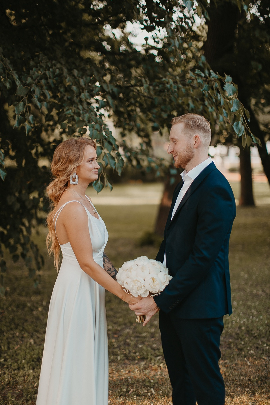 Молодожены прогуливаются по дорожке с подсвеченными фонарями на их гламурной свадьбе в Ярославле