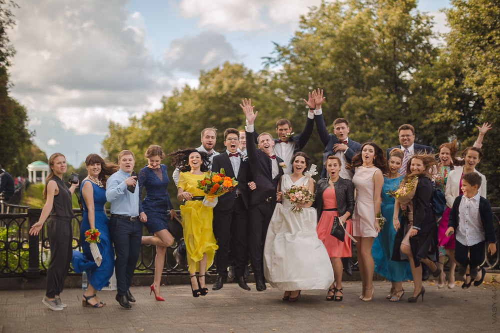 Молодожены с парусником на свадебной фотографии