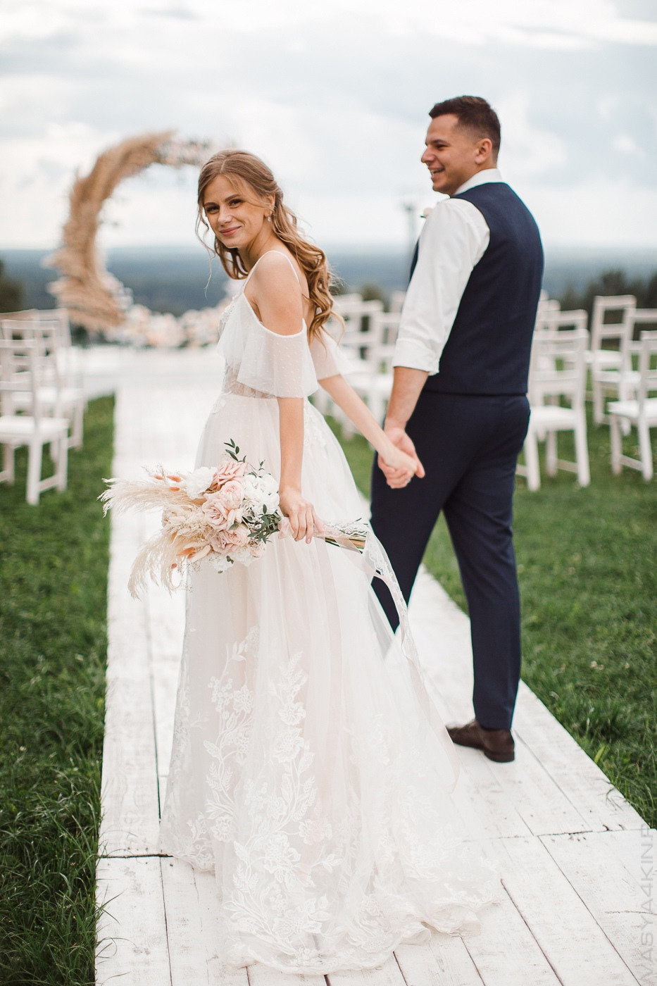 Блики солнца на свадебном кольце, создающие ощущение сияющей бесконечности