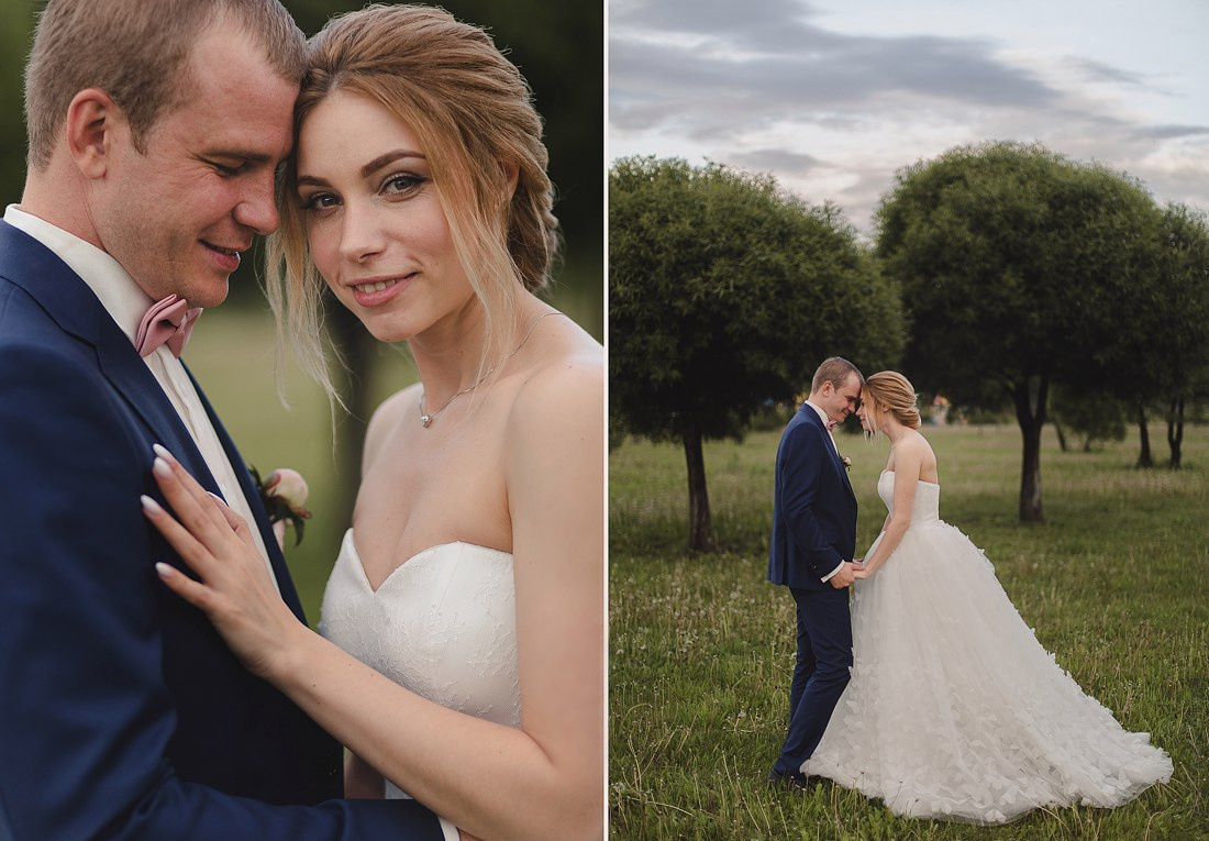 Черно-белая фотография пары, обнимающейся в пустом театре, их отражение замечено в смычковой едва ли слышной музыке