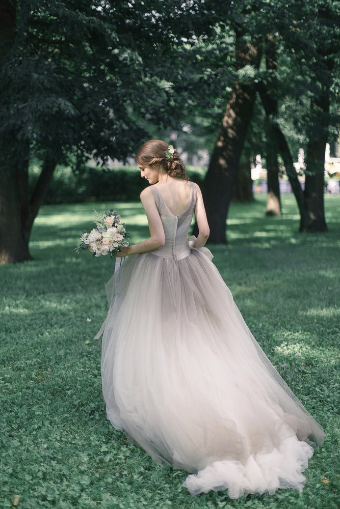 Композиция свадебных венчиков и конфет, украшенных красивыми бантами и искусственными цветами