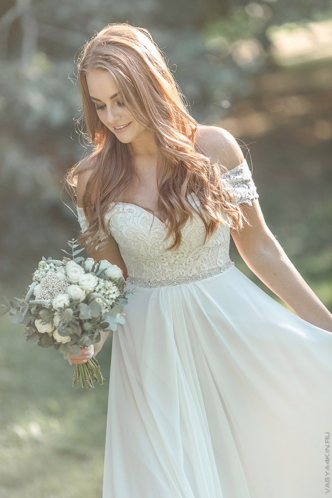 Невеста и жених прогуливаются по цветочной поляне, окруженной играющими детьми, символизируя веселую и счастливую семейную жизнь