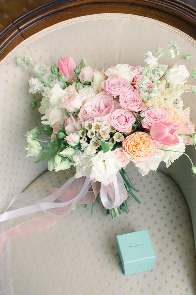 Нежное прикосновение жениха к невесте напоминает им о их объединенных усилиях вместе на этой эмоциональной свадебной фотографии