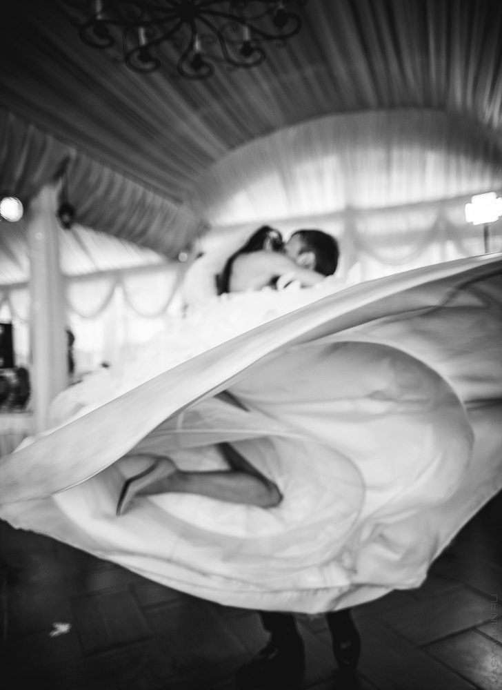 Пара идет по перекрестку в центре города, превращая его в романтичное место на этой увлекательной свадебной фотографии