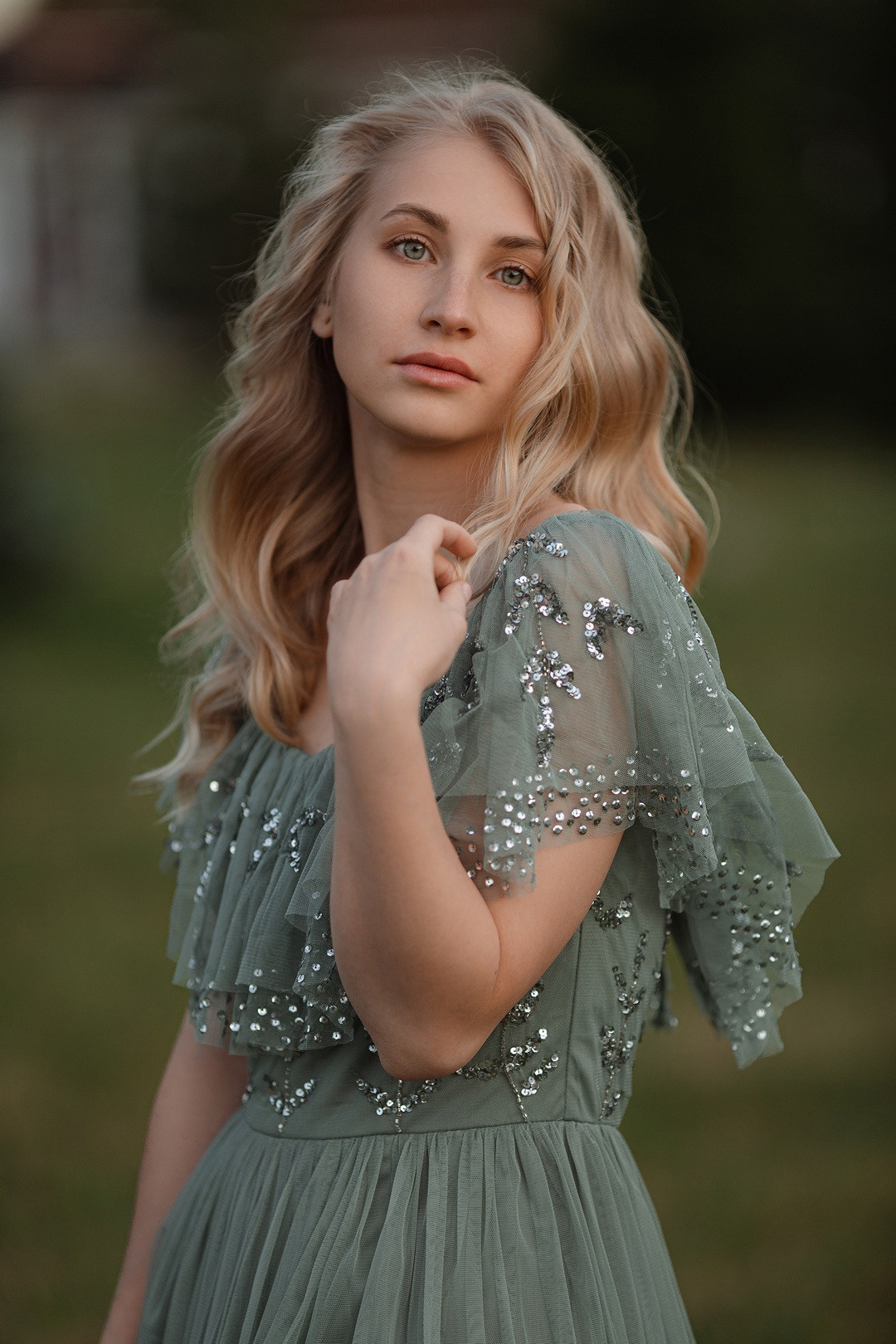 Фотография свадебной вечеринки, где молодожены весело танцуют с гостями, доверчиво смеются и размахивают руками