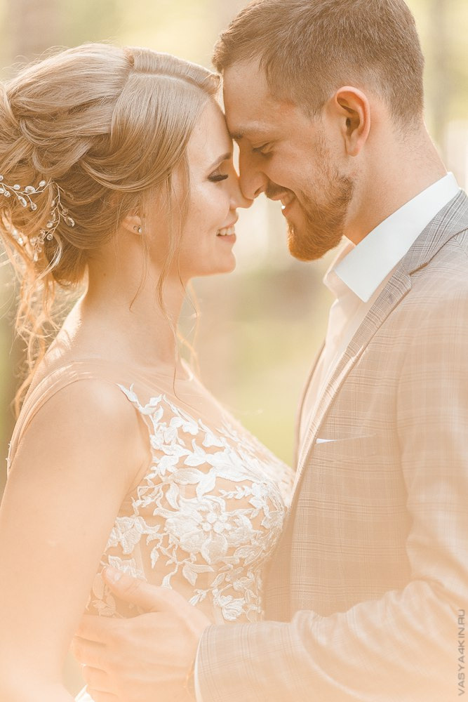 Молодежь, сидящая на деревянной качели, смотрящая на оживленную улицу и планирующая свою будущую жизнь вместе