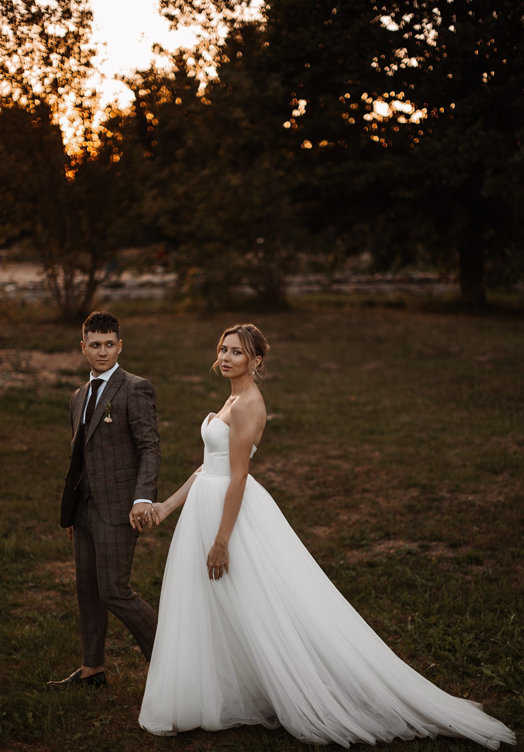  Луч света из-за влюбленных