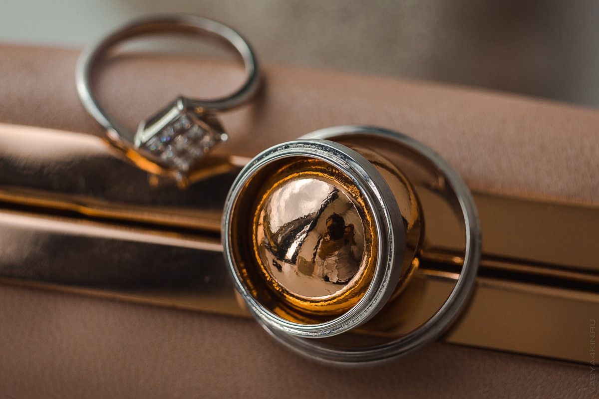 Нежное объятие молодоженов на фоне заката