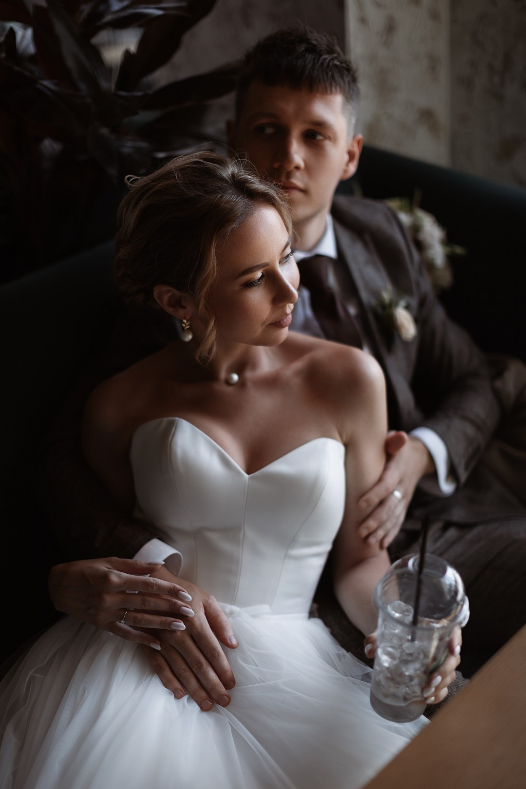  Молодая пара в уютном сквере Покровского