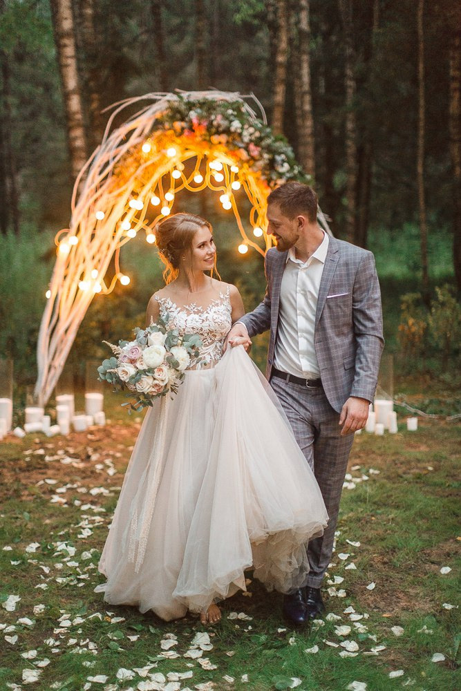 Свадебная церемония в украшенном храме