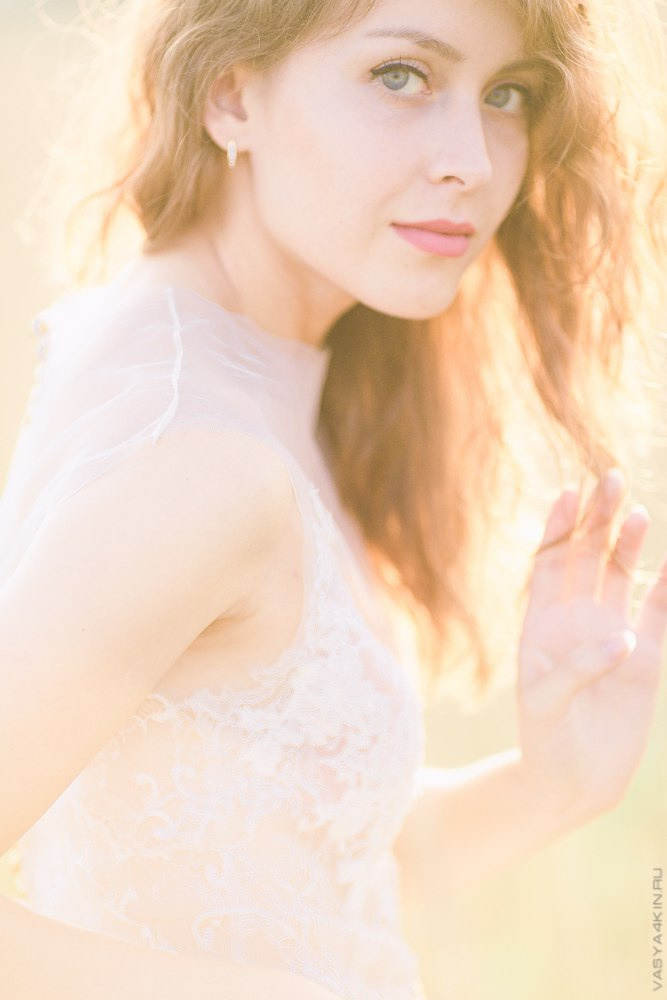 Свадебная фотография с невестой и женихом, идущими по саду, полному цвета и аромата, что вызывает ощущение радости и наслаждения жизнью