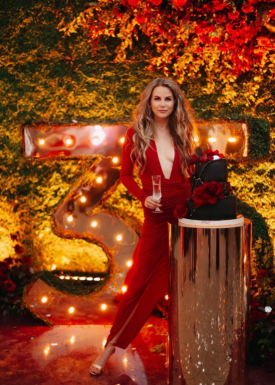 Невеста смотрит на жениха с таким восхищением и любовью, что их чувства просто сливаются на этой трогательной свадебной фотографии