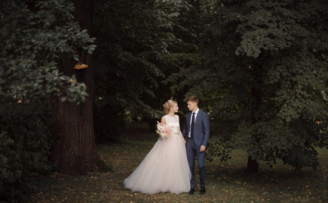 Свадебные обручальные кольца на белой подушке