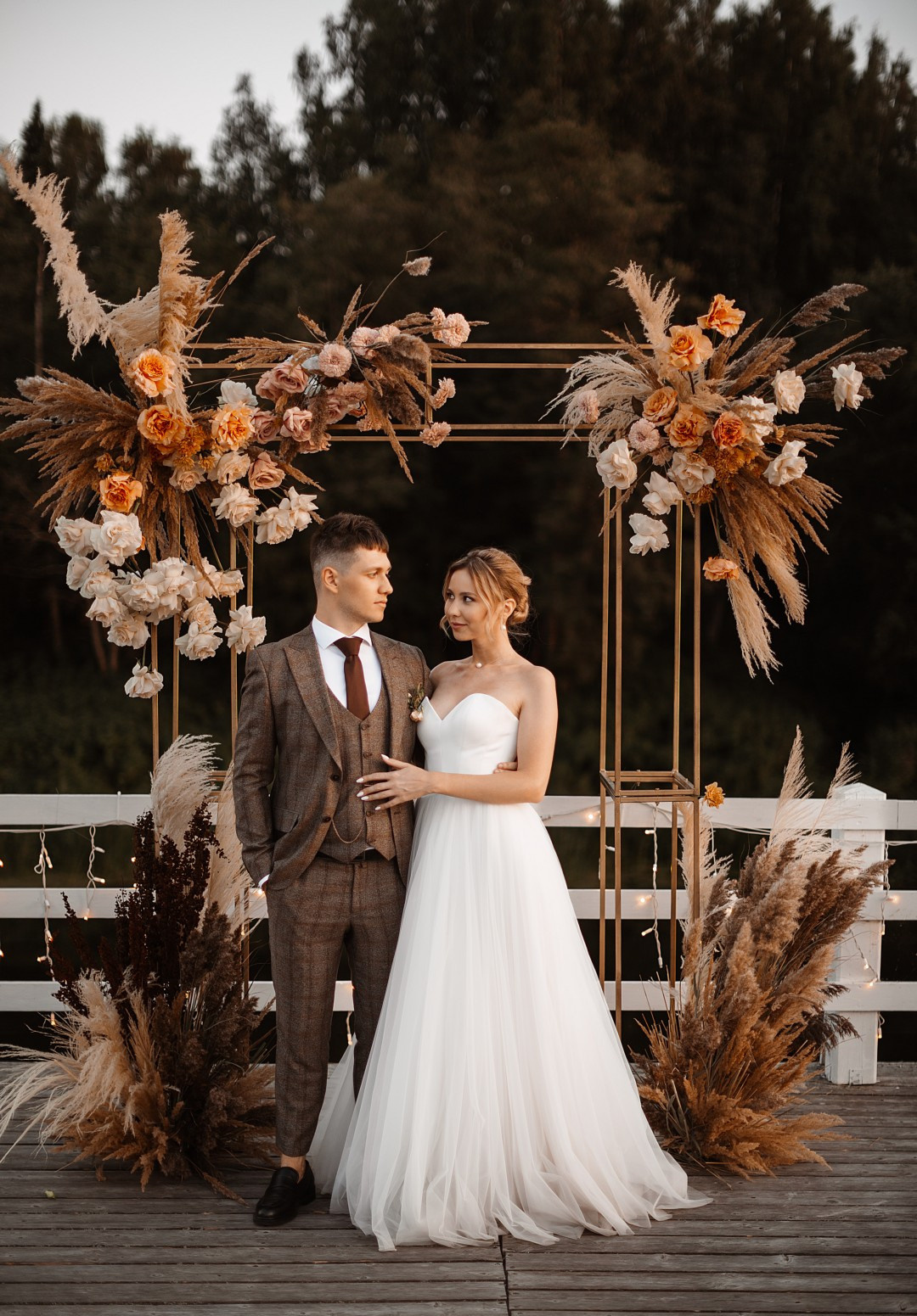  Любовные объятия на берегу реки