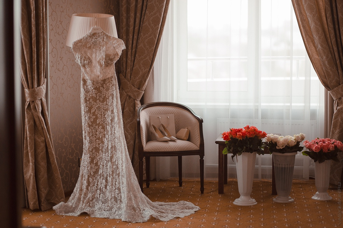 Роскошная фотография молодых, танцующих на фоне исторического замка, создающая атмосферу волшебства