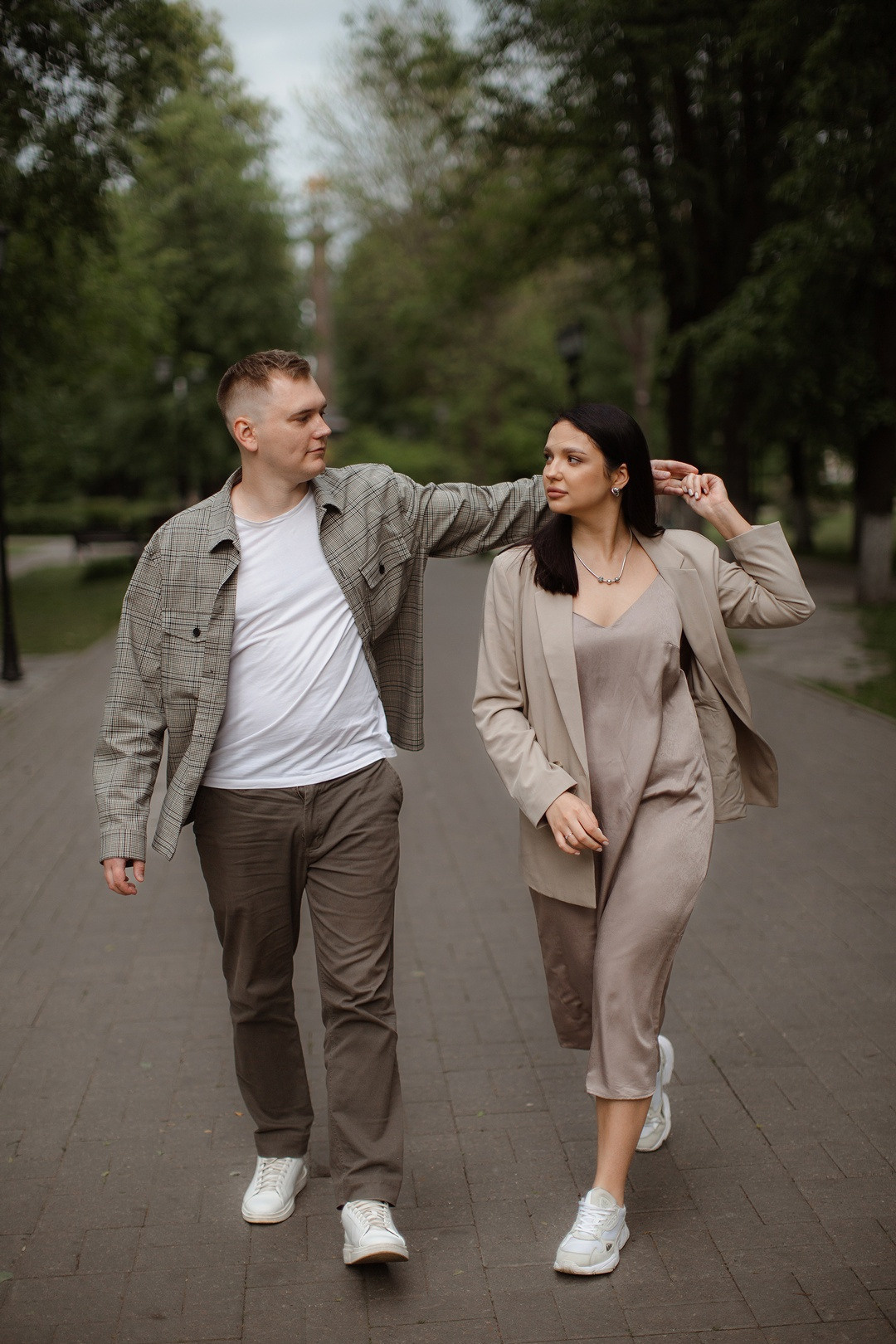 Свадебная фотография молодых, обнимающихся на фоне поля широких синих небес