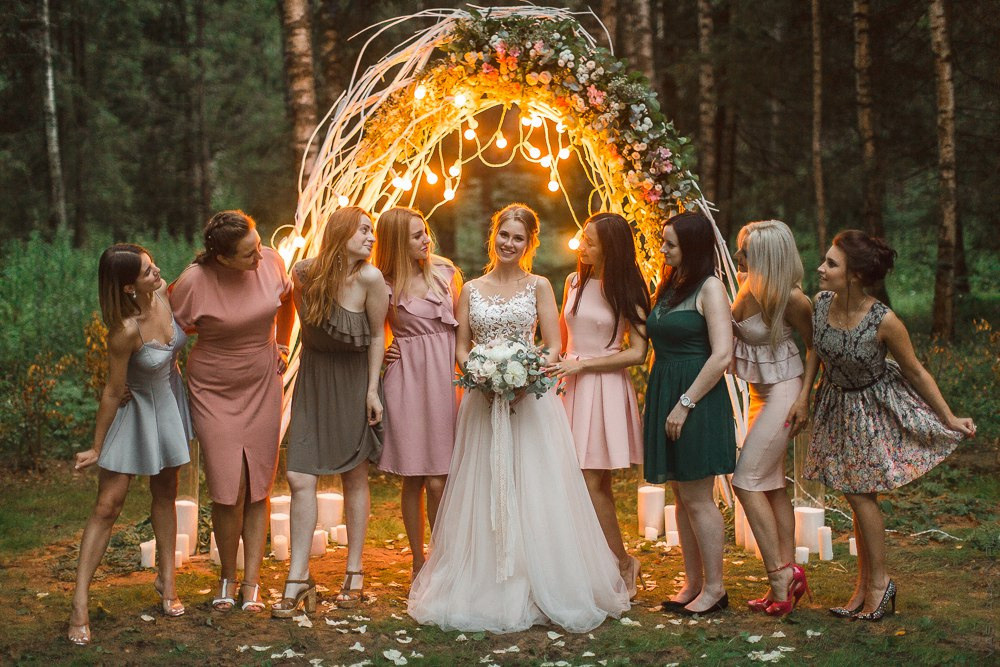 Семейная свадебная фотография с друзьями и родственниками