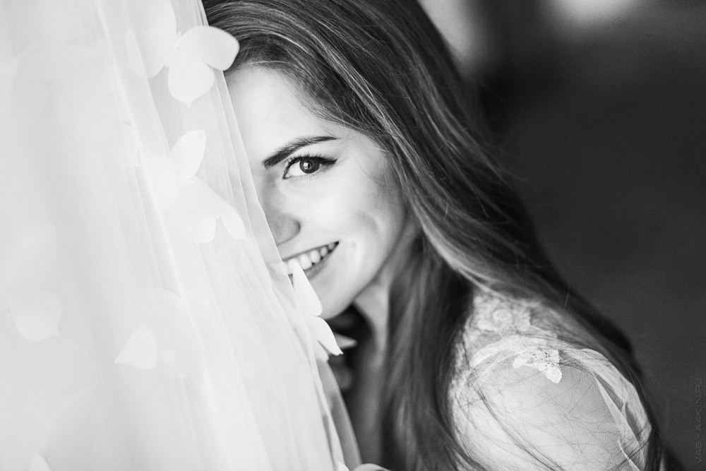 Молодожены, выпускающие белые голуби на церемонии свадьбы