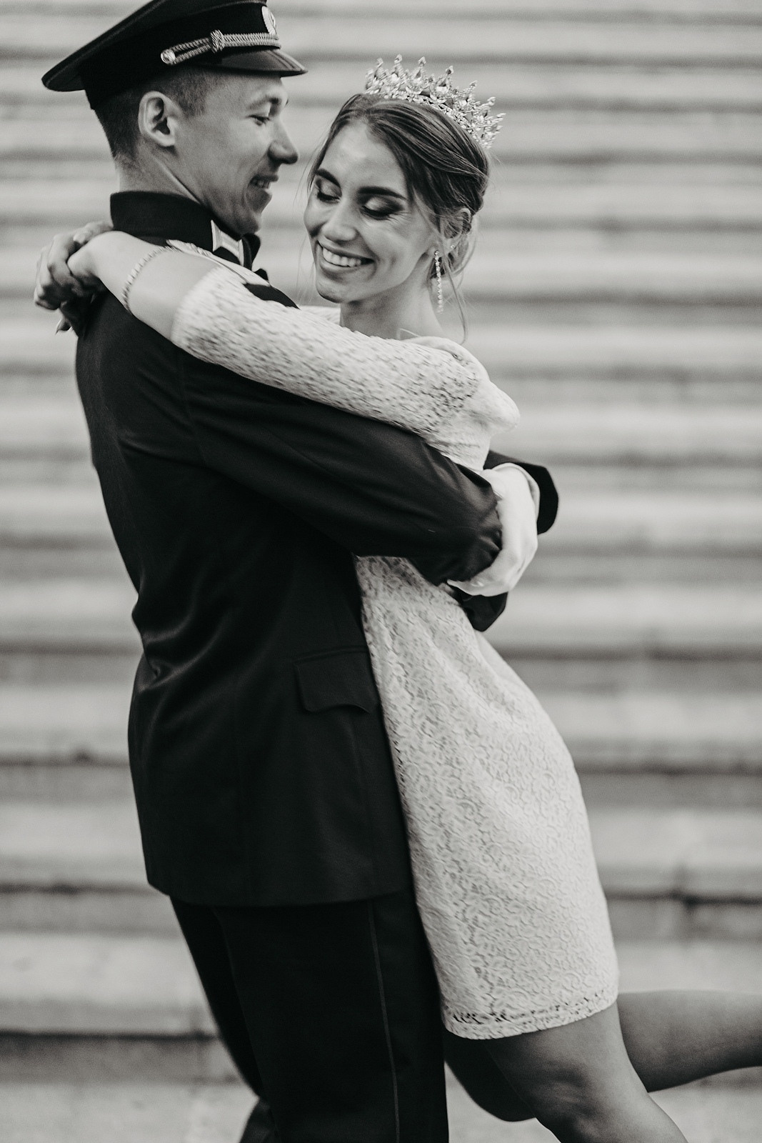  Влюбленные в военной форме и свадебном платье на улицах Ярославля  