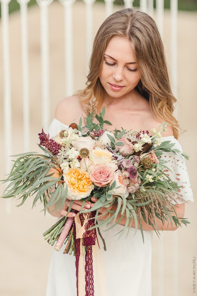 Молодожены на фоне природы