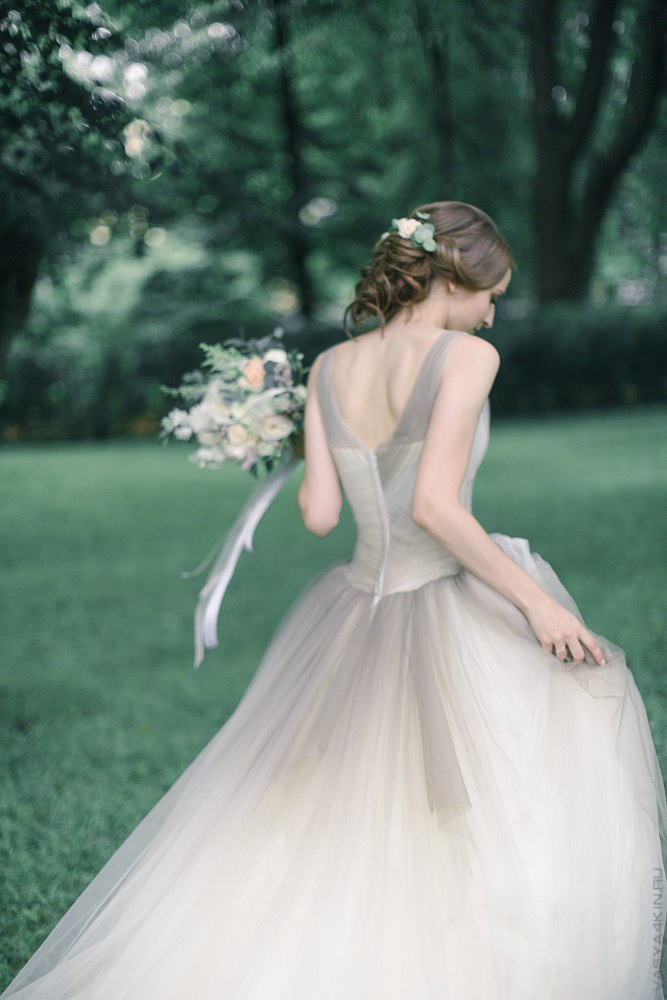 Пара, целующаяся на старом мосту, украшенном цветущими вьющимися растениями