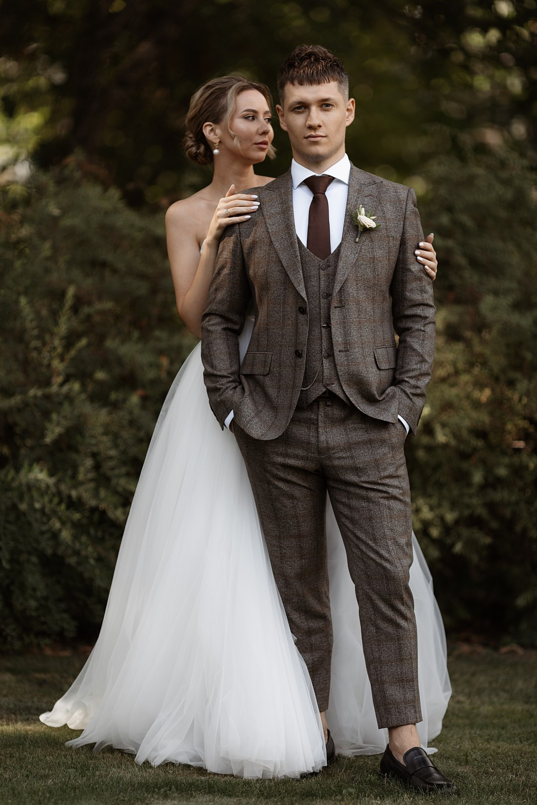  Теплое объятие молодоженов на фоне исторических зданий