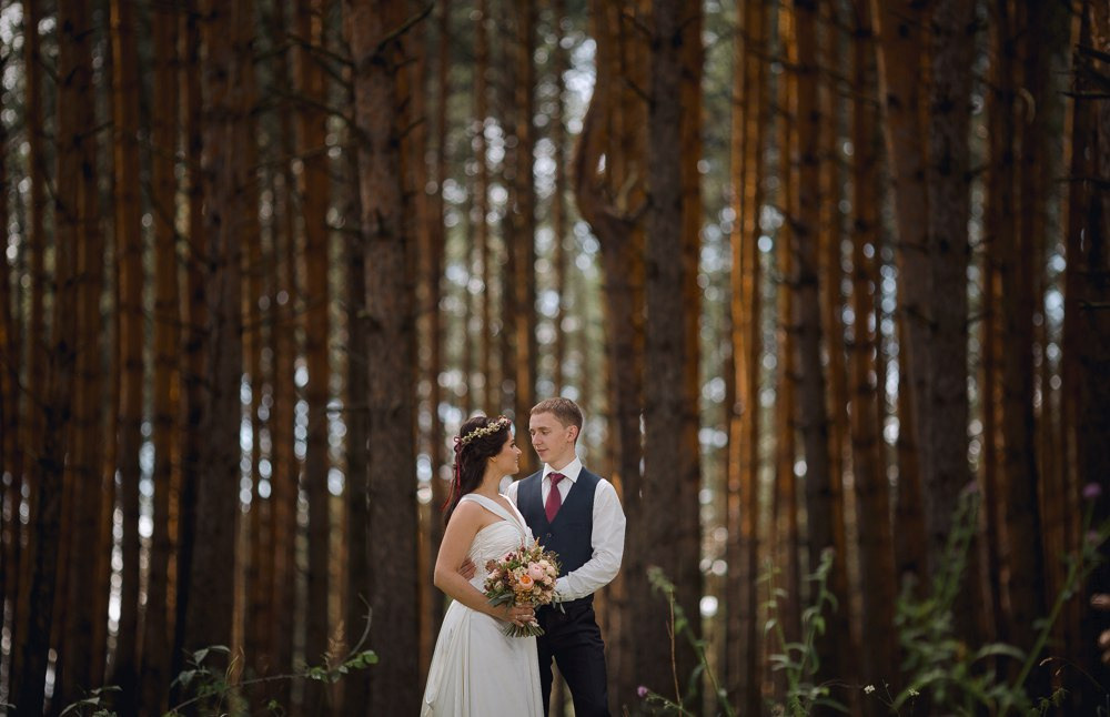 Молодые сплетают руки, словно создающие свое собственное маленькое царство на этой красивой свадебной фотографии