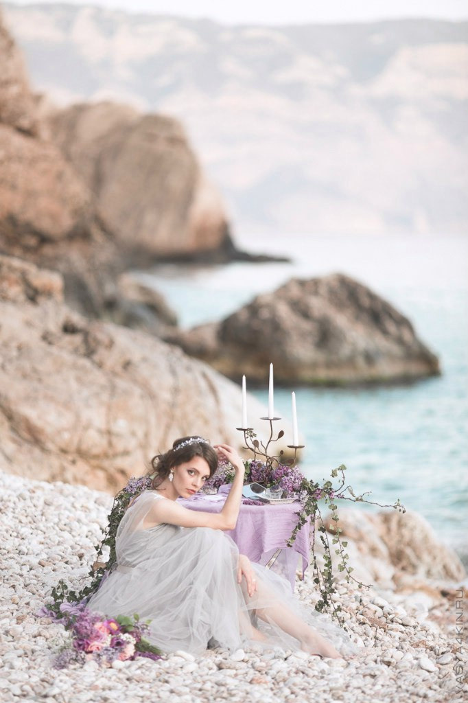 Молодожены на фоне закатного неба на свадебной фотографии