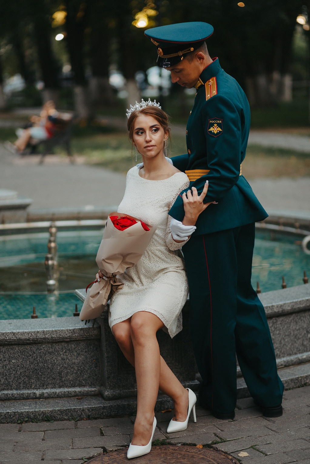  Влюбленные в свадебном платье и форме на фоне ретро-Ярославля  