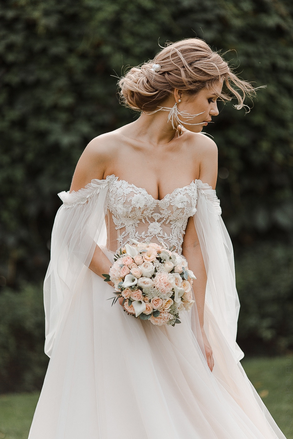 Момент свадебного церемониала передает волнение и радость семейного воссоединения на фотографии