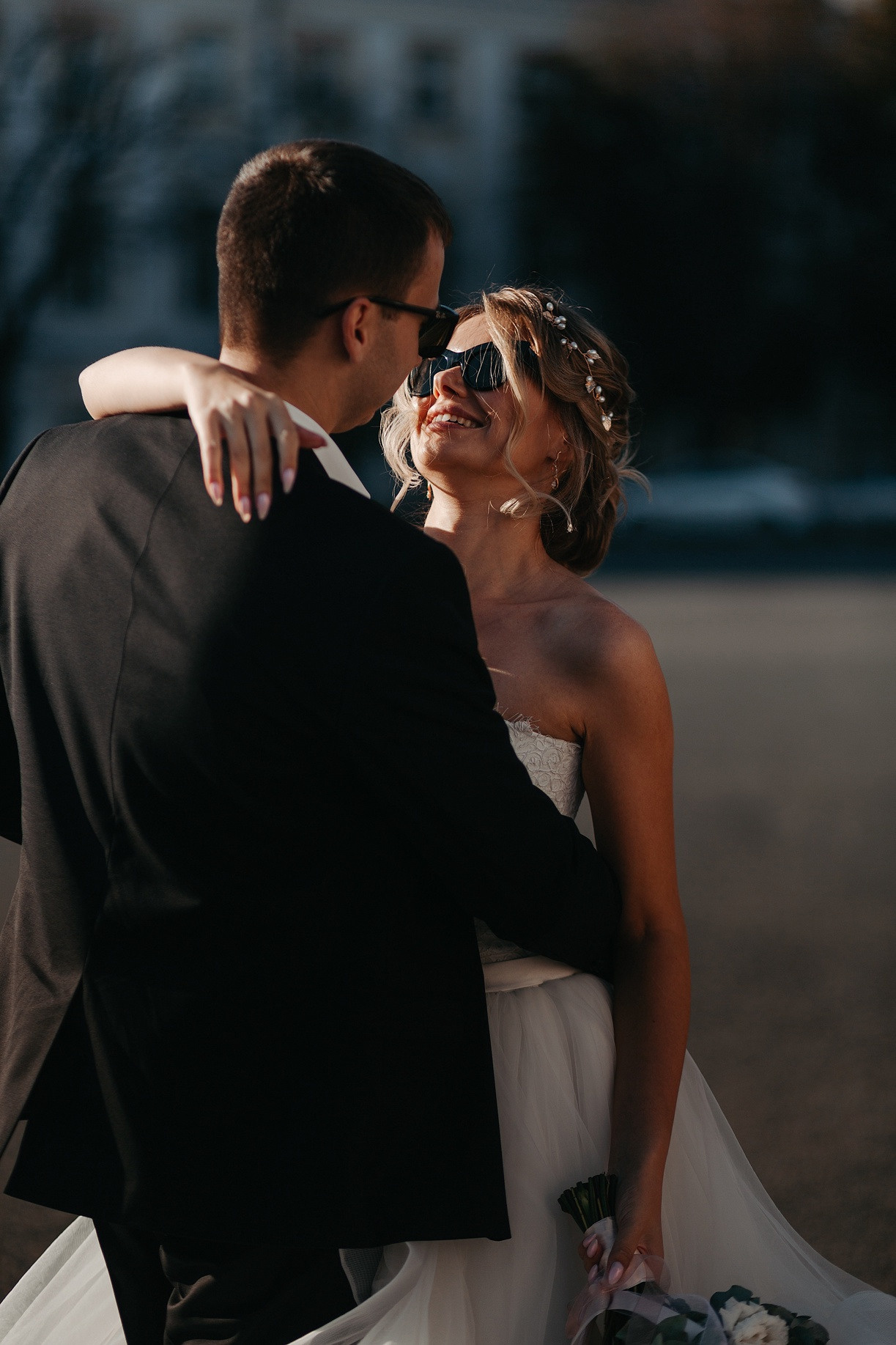 Свадебный банкет с изысканными украшениями и драпировками