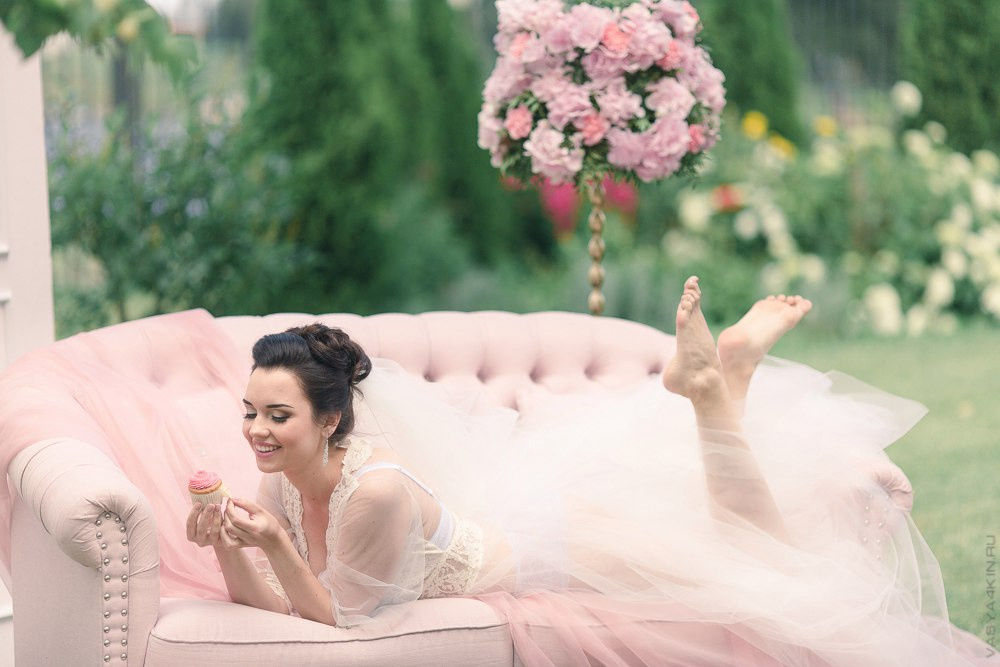 Молодожены, входящие в церковь под декоративной аркой из цветов