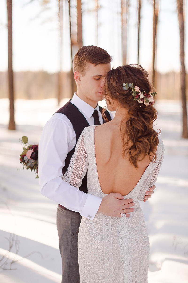 Невеста величественно идет по дорожке, усыпанной лепестками роз, на гламурной свадьбе в Ярославле