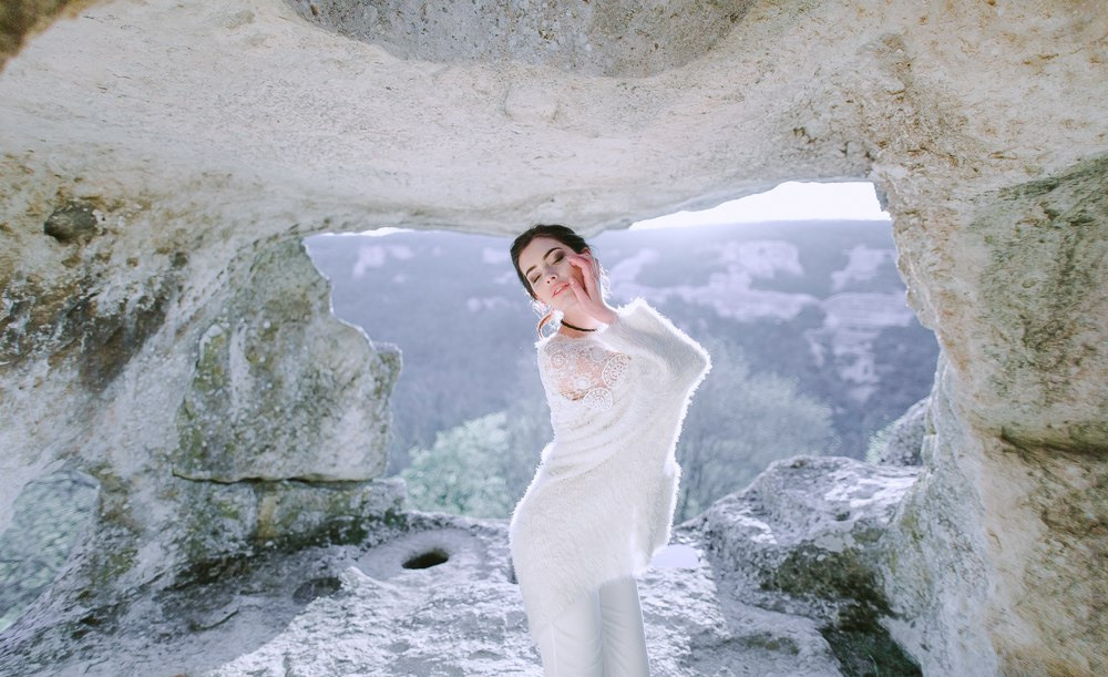 Легкая свадебная фотография невесты в полете