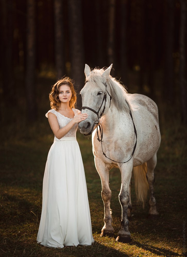 Молодение жон, повернутые к камере, смотрящие в одном направлении, демонстрирующие взаимность своих чувств