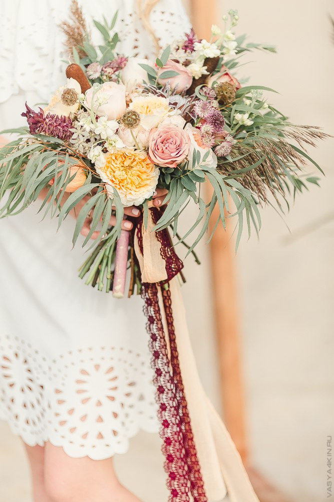 Невеста под сиянием фонтана выглядит словно принцесса, освещенная светом, на этой магической свадебной фотографии