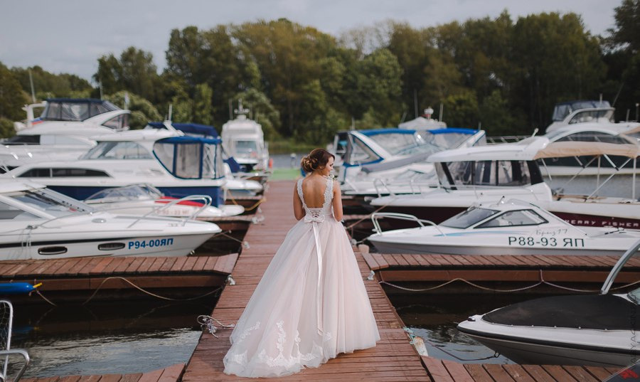 на фоне фонарей