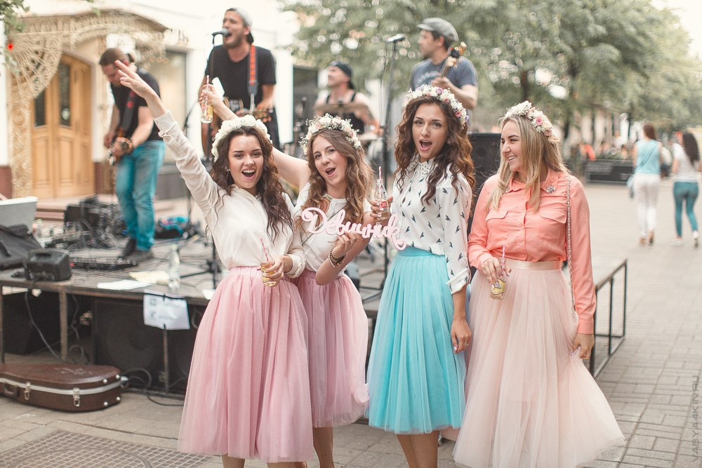 Молодые целуются под водопадом, словно он придает им силу и энергию на этой захватывающей свадебной фотографии