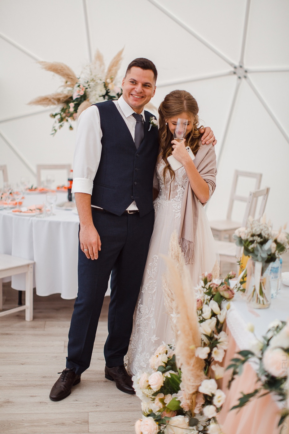 Молодожены, танцующие на своей свадьбе воздушное настроение в объятиях друг друга на фоне золотого заката