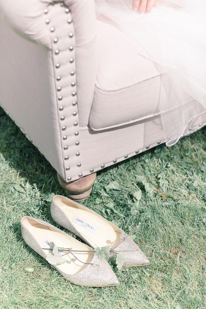 На этой фотографии молодожены взяли друг у друга руки и смотрят друг на друга с такой нежностью и любовью, что словами не передать