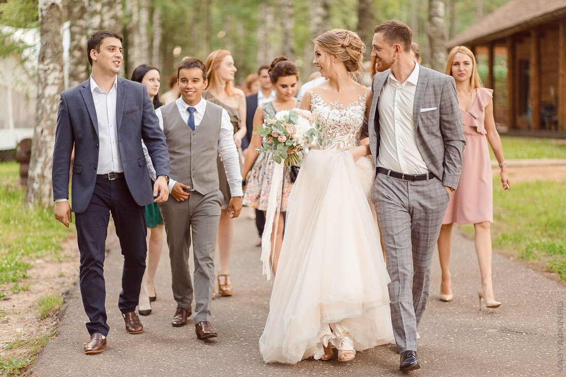 Фотография молодого и его лучшего друга, выбирающих костюмы для свадьбы