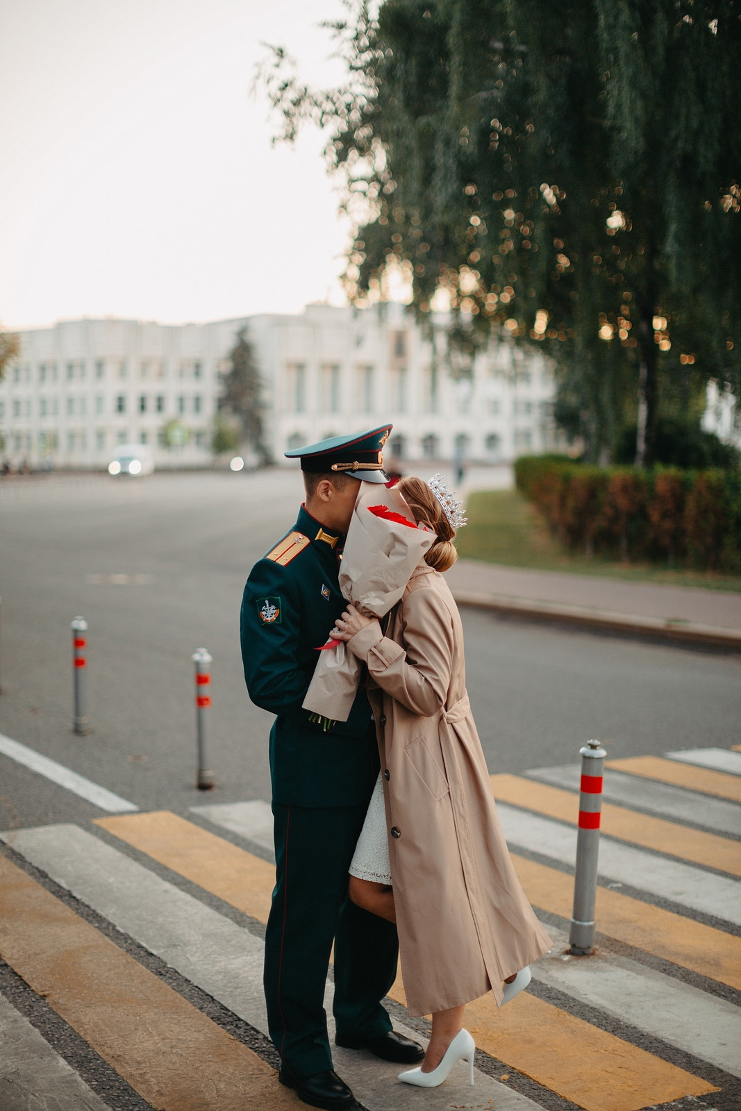  Пара в свадебном платье и форме на фоне старинного Ярославля  