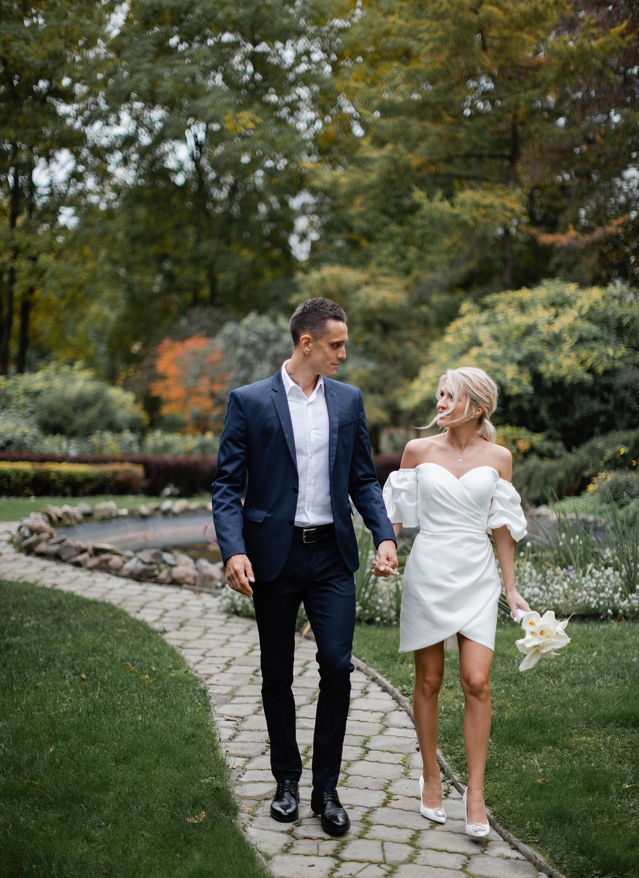 Свадебный танец молодых под водопадом