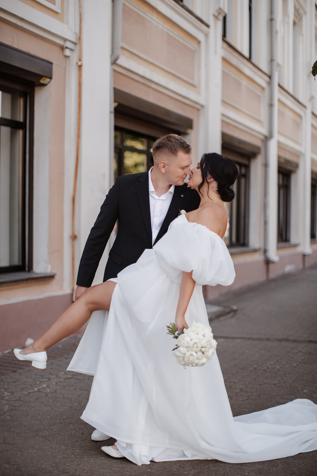  Поцелуи молодых среди зелени и природы