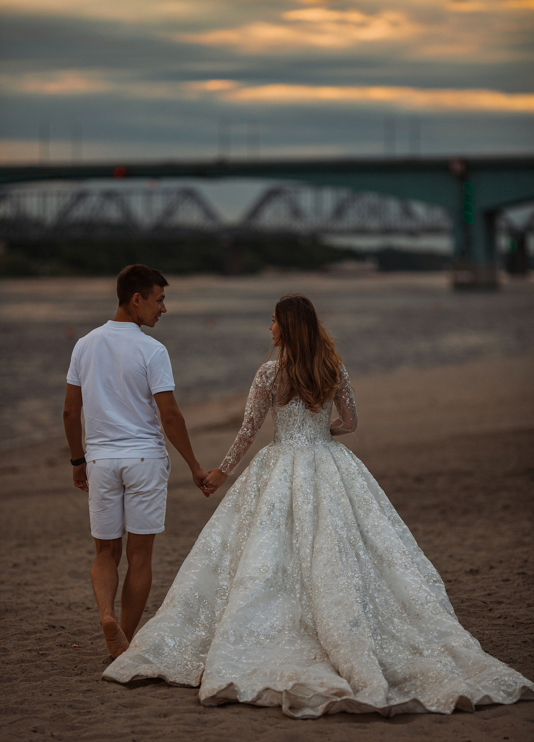  Романтичная фотосессия в Москве: невеста в платье и жених в форме  