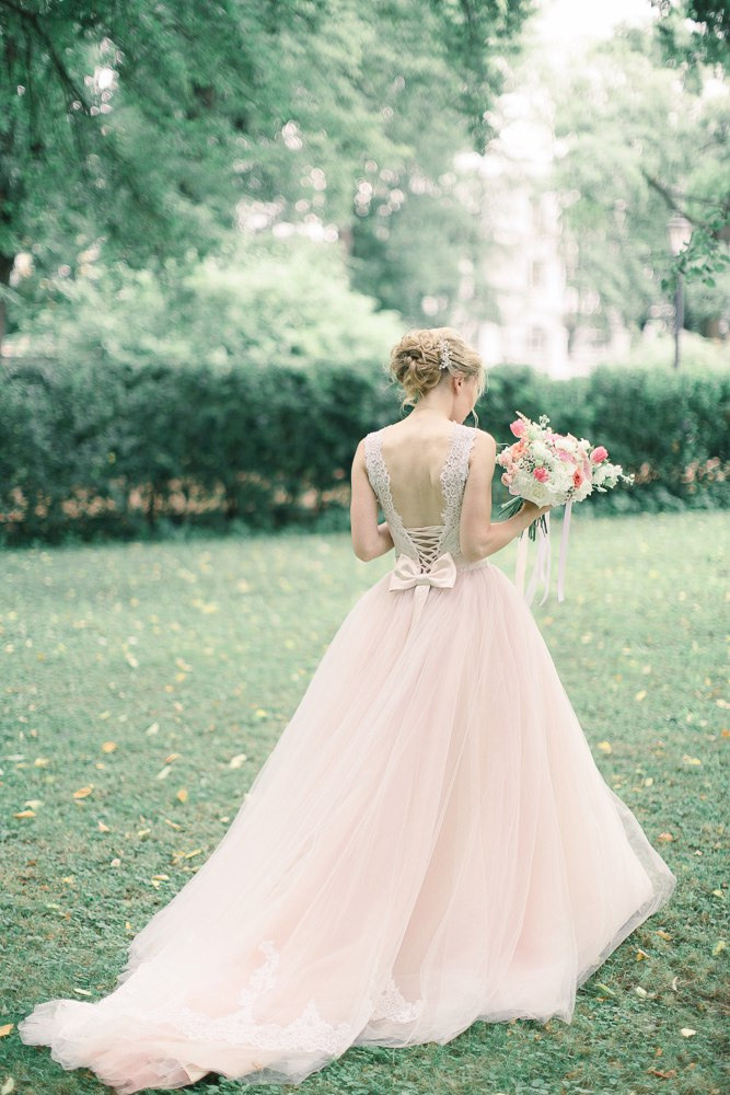 Новобрачные позируют на фоне фонтана со змейкой, создавая атмосферу их сокровенной любви